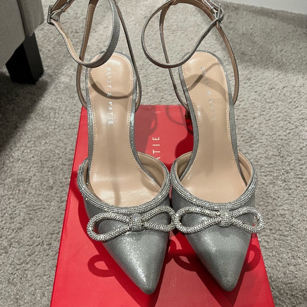 Kelly and Katie blacken pump
